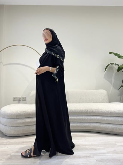 عباية كريب ملكي باللون الاسود واطراف ورد