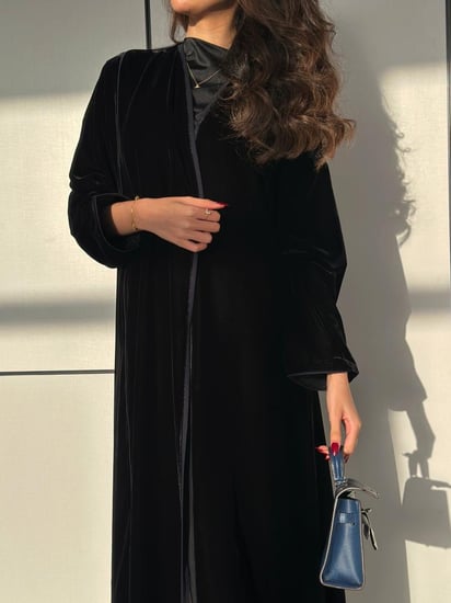عباية باللون الأسود المخمل بتحديد باللون الكحلي