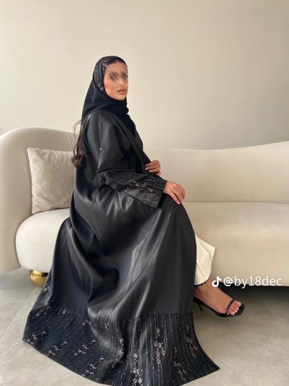 تفته واقف باللون الاسود مع دانتيل باللون البني