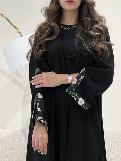 عباية كريب ملكي باللون الاسود واطراف ورد