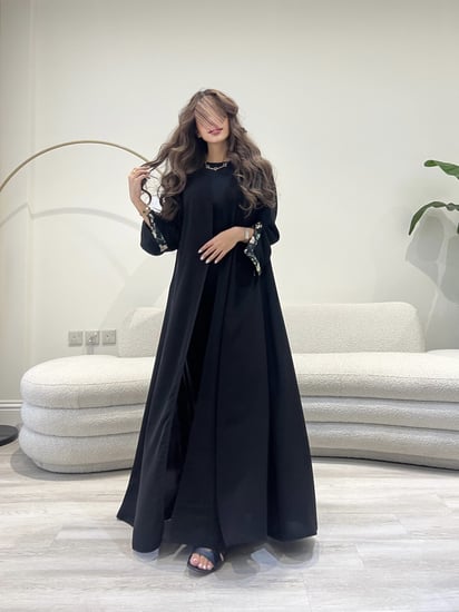 عباية كريب ملكي باللون الاسود واطراف ورد