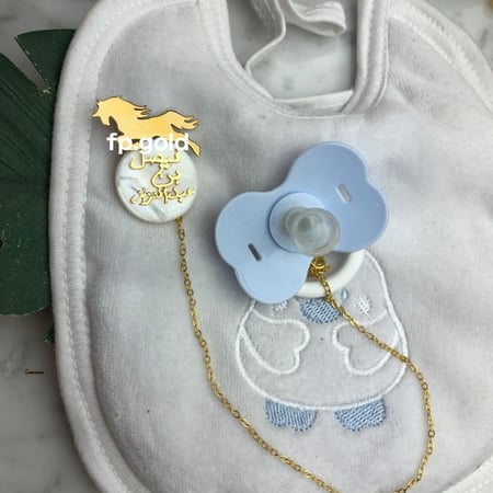 بروش صدف الحصان مطلي فضه المقاس الوسط مع تعليقه اللهايه