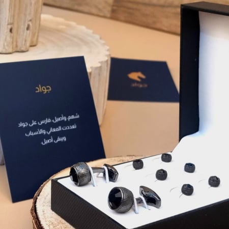 مجموعة كبك وازرار جواد رجالي - دائري فضي داكن مع حجر أسود