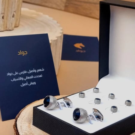 مجموعة كبك وازرار جواد رجالي - دائري فضي مع حجر أسود