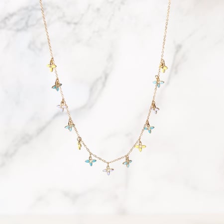 سلسلة مطلية بالذهب بتعليقات شكل ازهار ملونة