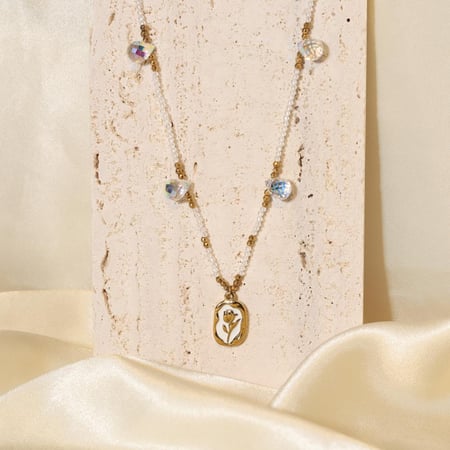 قلادة من الكريستال المتوهج بتعليقة مطلية بالذهب بوردة في الوسط