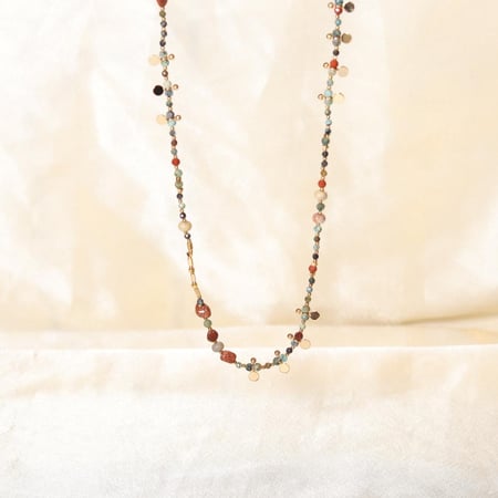 قلادة طويلة مزينة بالأحجار الطبيعية والهيميتايد وتعليقات مطلية بالذهب