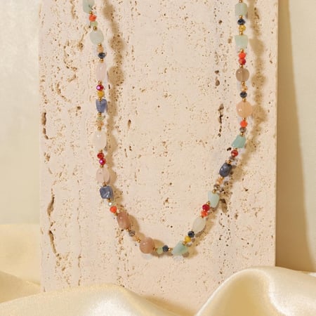 قلادة من الأحجار الطبيعية (ملونة)