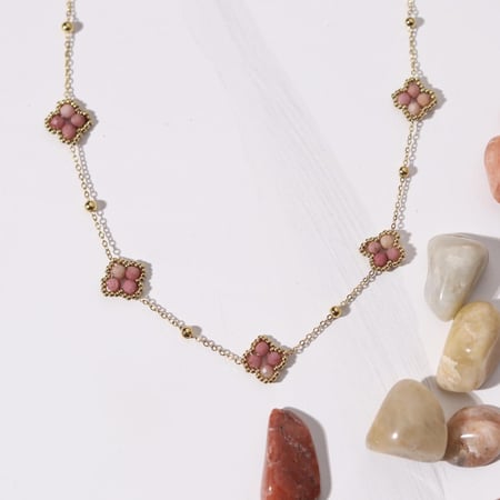 سلسلة ذهبية مزينة بأحجار طبيعية