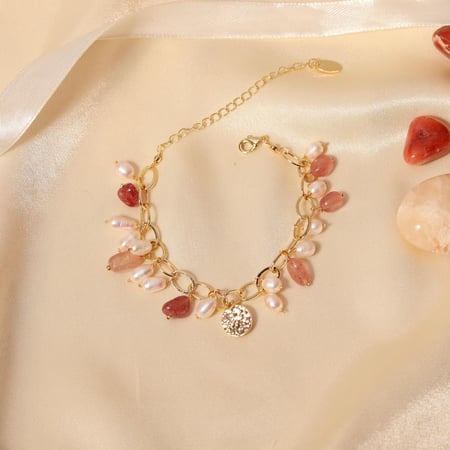 سوار مطلي بالذهب مزين بالاحجار الطبيعية واللؤلؤ الطبيعي