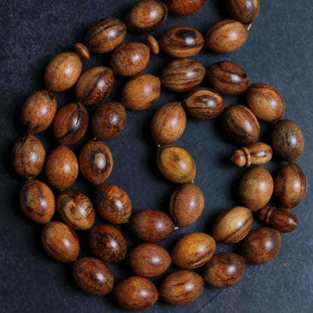 سبحة خشب العود الطبيعي