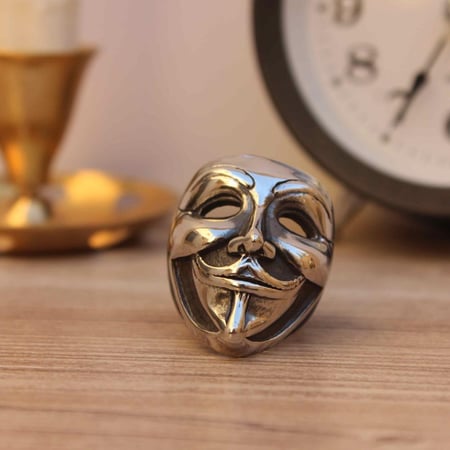 خاتم فضي بتصميم قناع V للثأر هدية رجالية