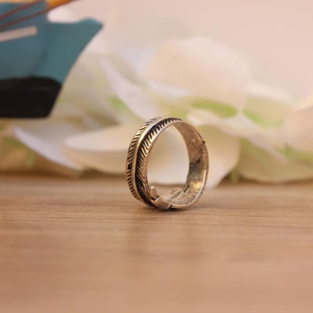 صورة مقربة لخاتم ريشة مصقول مثالي كهدية