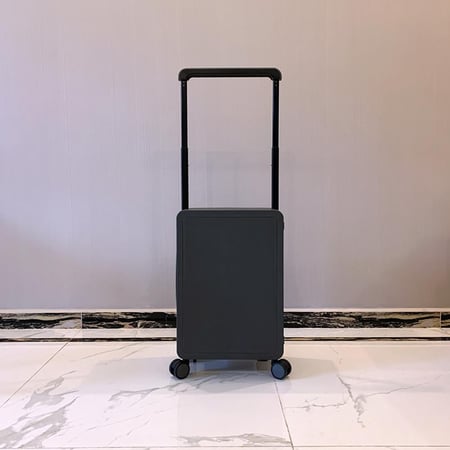 شنطة سفر كابينة الطائرة ذكية لون أسود بمقابض ألمنيوم