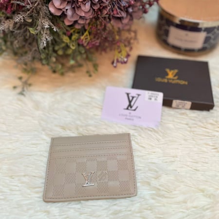 محفظة بطايق لويس فيتون بملحقاتها