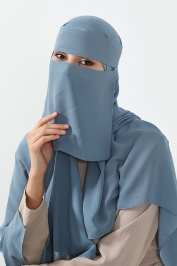طرحة ونقاب لبني