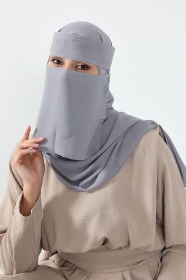 طرحة ونقاب رمادي