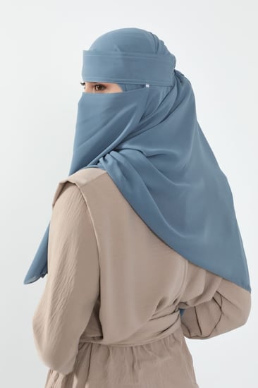 طرحة ونقاب لبني