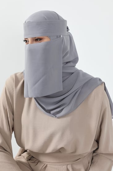 طرحة ونقاب رمادي