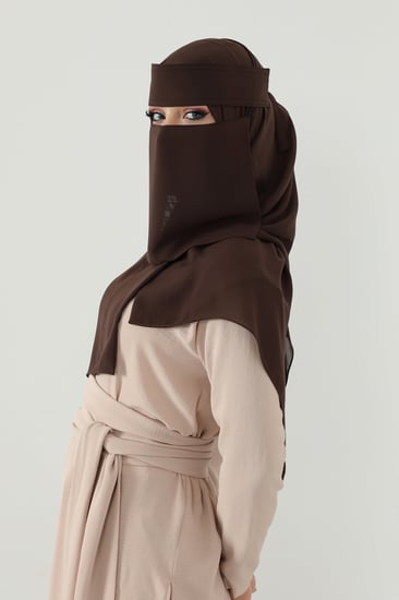 طرحة ونقاب بني