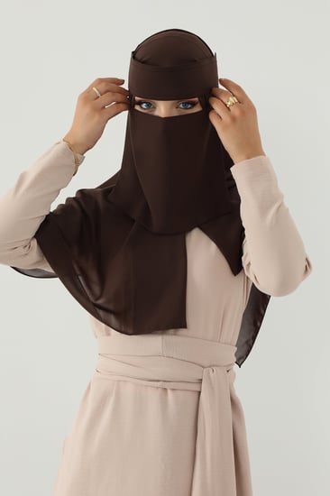 طرحة ونقاب بني