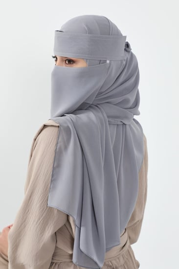طرحة ونقاب رمادي