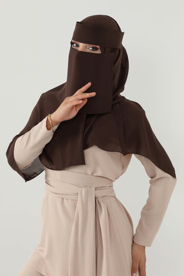 طرحة ونقاب بني