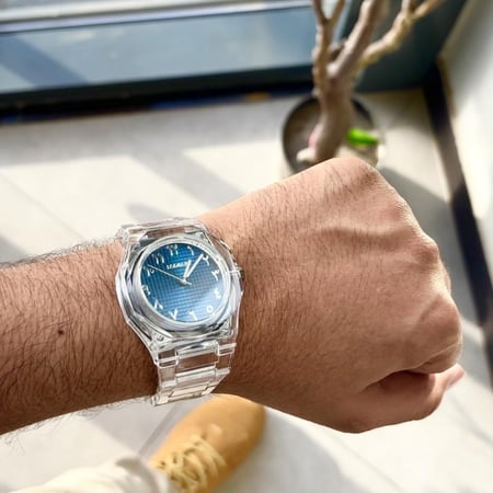 ساعة شفافة بالكامل