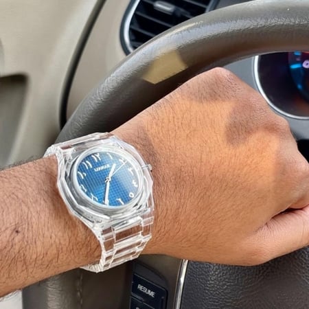 ساعة شفافة بالكامل