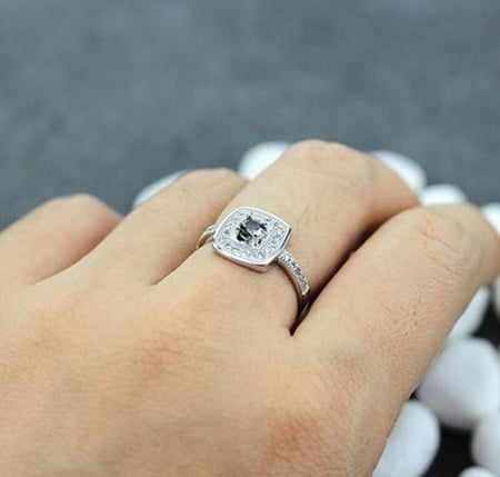 خاتم نسائي مطلي بالفضة ومزين بالزركون مقاس 7.25 أمريكي