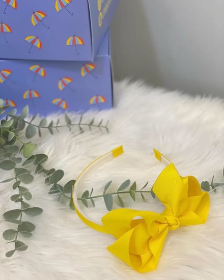 تاج أصفر باللون الليموني