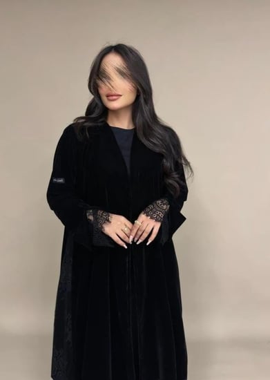 عبايه مخمل كوري + دانتيل فرنسي