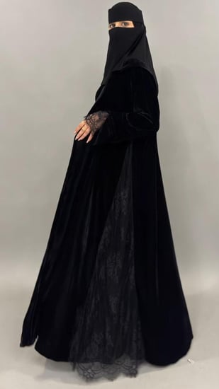 عبايه مخمل كوري + دانتيل فرنسي