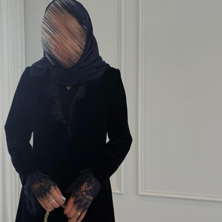 ‏ ‬‏عباية مخمل  بقصة رسمية أنيقة