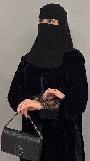 عبايه مخمل كوري + دانتيل فرنسي