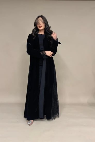 عبايه مخمل كوري + دانتيل فرنسي