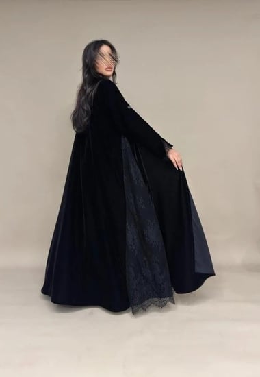 عبايه مخمل كوري + دانتيل فرنسي
