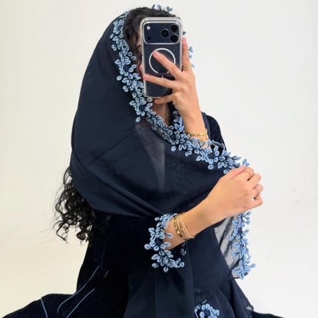 عباية مخمل كحلي بكلفه الورد