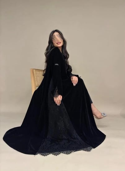 عبايه مخمل كوري + دانتيل فرنسي