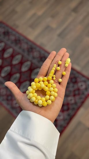 بكلايت شبيه الكهرمان