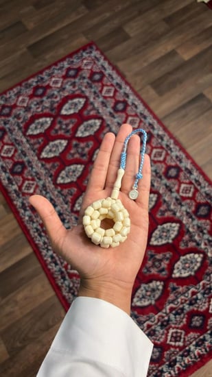 بكلايت شبيه عاج