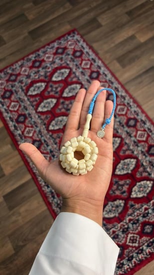 بكلايت شبيه عاج