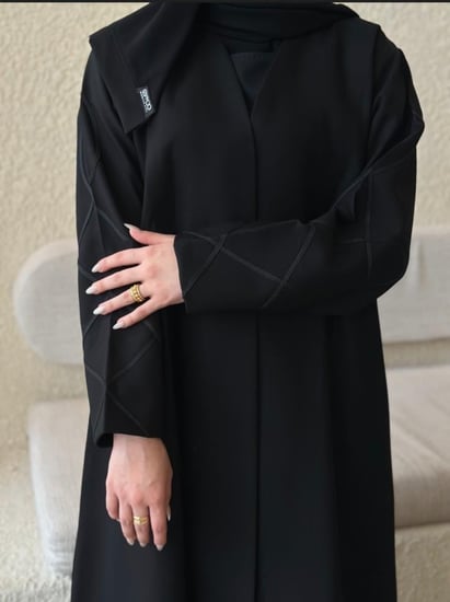 عباية ناعمة بسيطة وشيك لإطلالة مميزة