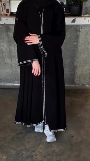 عباية سوداء كلوش تليق بالمناسبات الراقية والإطلالات اليومية