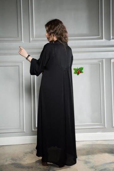 عبايه نص كلوش مزينة بكسرات أمامية وخلفية