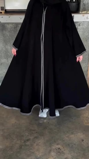 عباية سوداء كلوش تمنحك إطلالة أنثوية جذابة