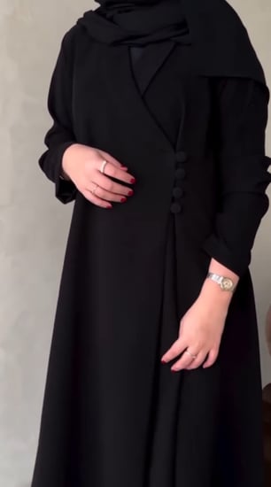 عباية سادة أنيقة بتصميم كلاسيكي راقي