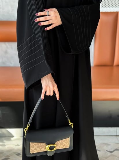 عبايه ساده مصممة بأناقة وعصرية