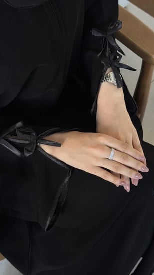 عبايات كم مفتوح مع لمسه فنيه علي الاكمام لاطلاله راقيه