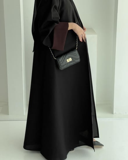 عباية مفتوحة ملونة بتصميم أنيق يعكس ذوقك العصري ويمنحك حضور مميز